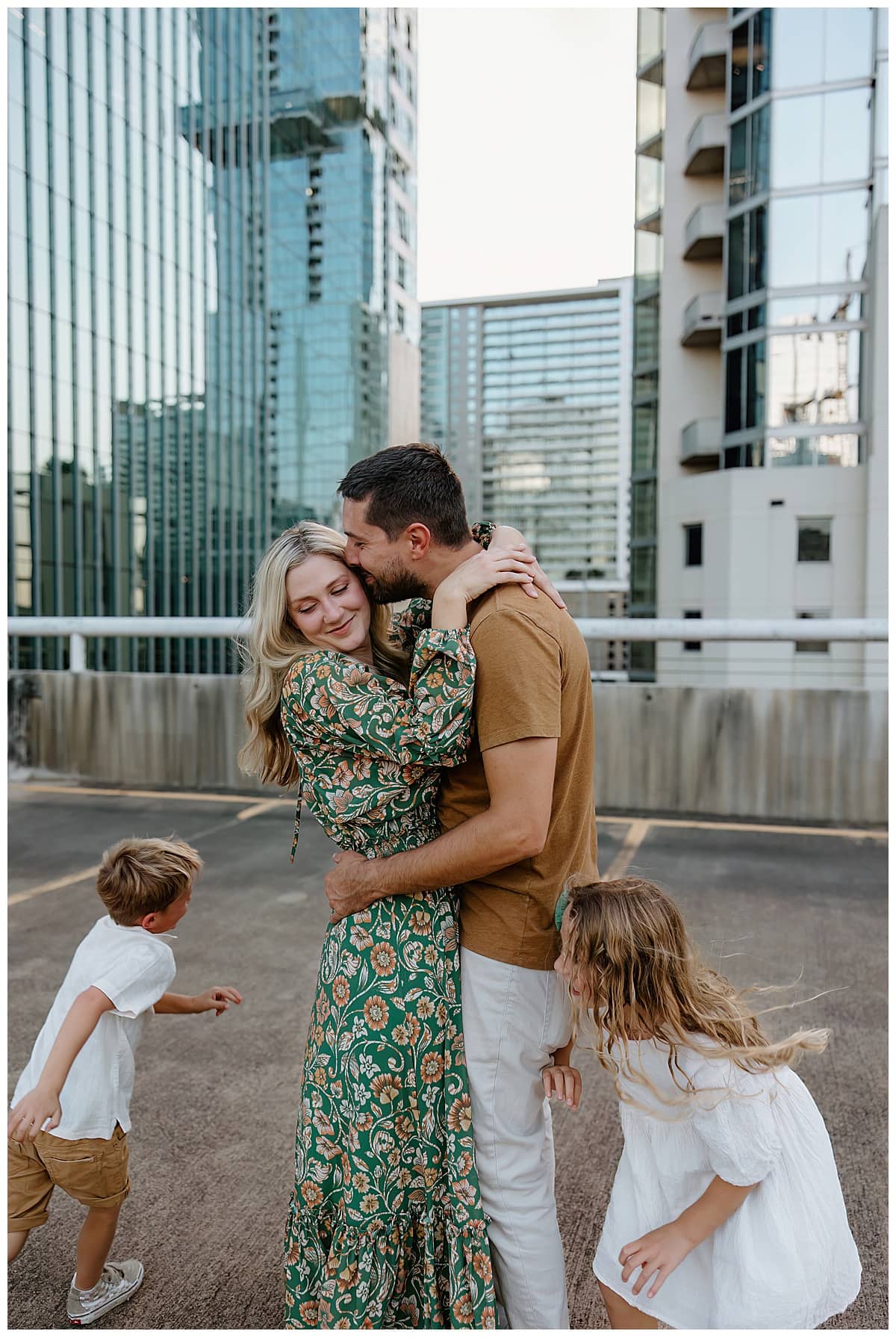 Mom and dad share a kiss for Austin Lifestyle Photographer