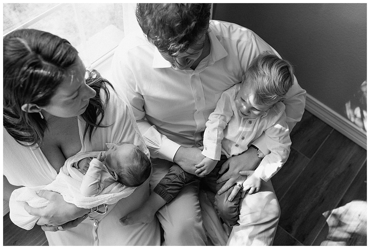 Parents cuddle their two kids to Create Memories during their Newborn Storytelling Session